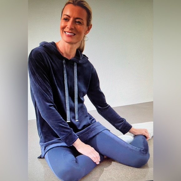 Chico's Tops - CHICOS ZENERGY VELOUR HOODED TUNIC CHICOS 2 WILL FIT MISSES 12 NWT!